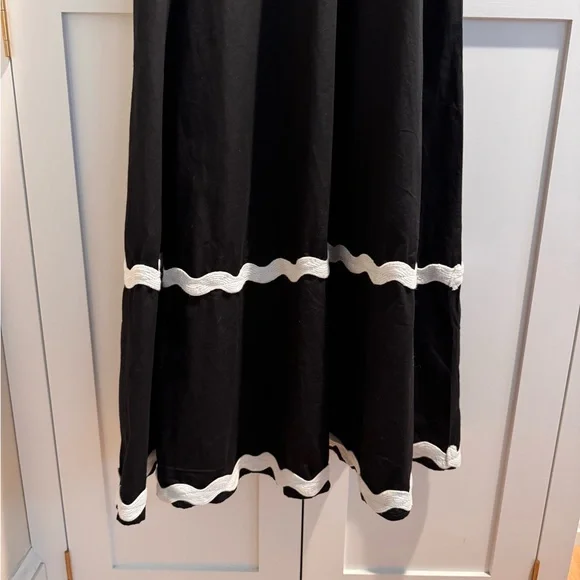 Elegant Black and White Maxi Dress - Picture 3 of 8